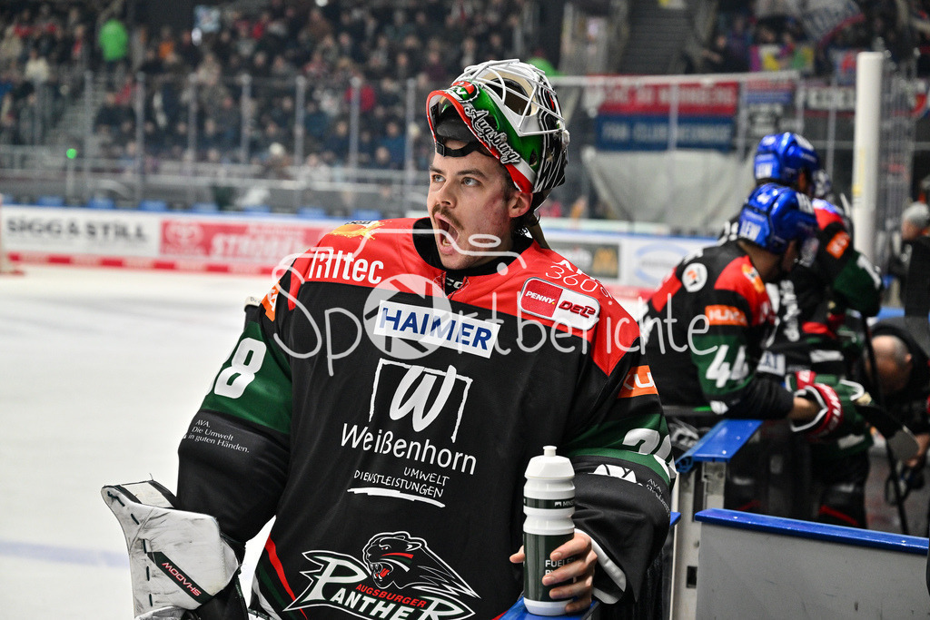 Augsburger Panther - Nürnberg Ice Tigers | im Bild Strauss MANN (Augsburger Panther #38) beim Powerbreak./ Freisteller / Einzelfoto / DEL: Augsburger Panther - Nuernberg Ice Tigers, Curt Frenzel Stadion am 03.01.2025