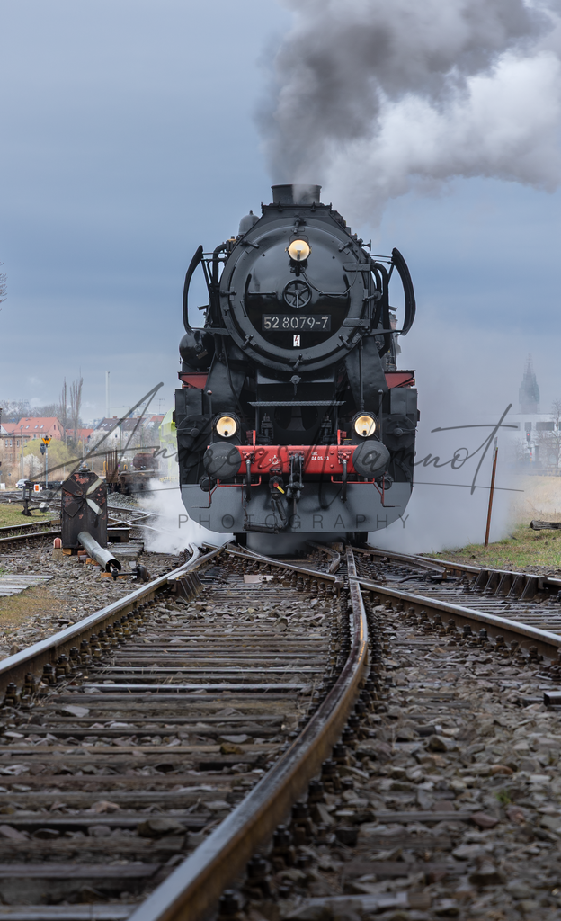 52 mit Fotozug in Staßfurt | Die 52 mit einem Schotterzug in der Scheinanfahrt auf dem Frühjahrslokfest 2025 in Staßfurt - Realisiert mit Pictrs.com