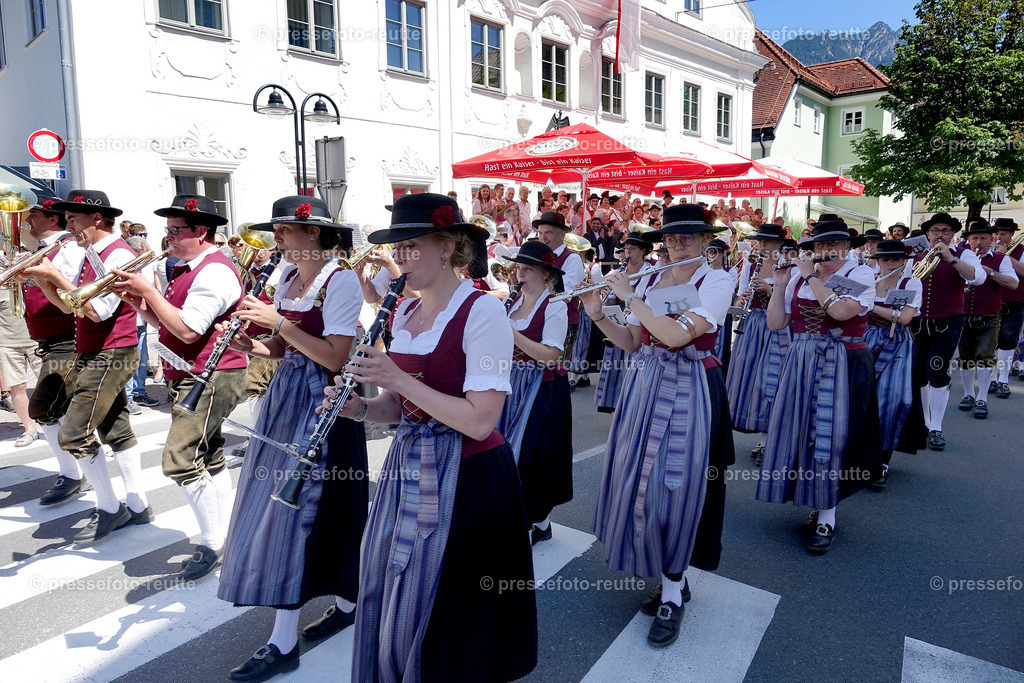 news-2022-Juli17-Musikumzug-Reutte-DSD03307-Memhoelz | Info aus dem Bezirk Reutte/Ausserfern Tirol sowie eine umfangreiche Bilddatenbank über die gesamte Region: Lechtal, Talkessel Reutte, Tannheimertal, Zwischentoren. Lech, Plansee, Zugspitze, Grenztunnel, B179, Fernpassstraße, Verkehr, Lawinen, Tradition, - Realisiert mit Pictrs.com