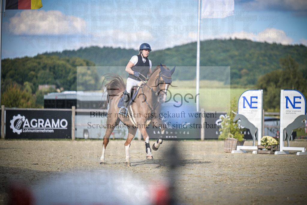 DOS_2819 | Entdecke hochwertige Reitturnierfotos von Foto Oger. Professionell, emotional und authentisch – jetzt Lieblingsmomente im Shop bestellen.Deutschlandweite Turnierfotografie. - Realisiert mit Pictrs.com