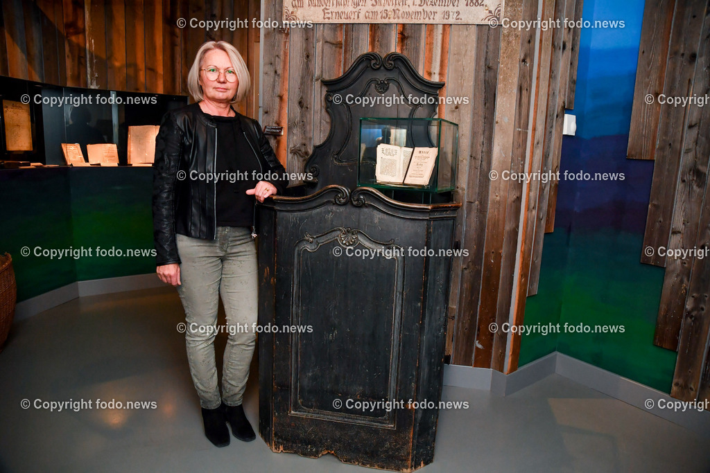 Evangelisches Museum Rutzenmoos_ 17.03.2023-6 | 17.3.2023, Rutzenmoos, AUT, Evangelisches Museum Rutzenmoos, im Bild Kanzel der Kirche in Scharten, von der 1743 erstmals gepredigt wurde, Renate Bauinger (Paedagogin und Superintendentialkuratorin der Evangelischen Kirche A.B. Oberoesterreich)