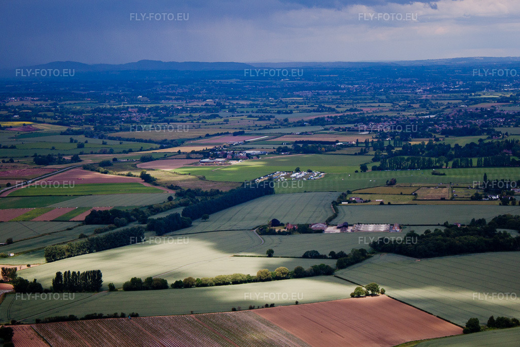 Vue aérienne: De retour au camp juste avant le début de la pluie. à Severn Stoke dans le département Angleterre, Grande Bretagne – .Photo: IMG_40807(39785).jpg prise le 11/06/2011 par Werner Riehm/FLY-FOTO.eu – Résolution de l'original: 4616 x 3077 px