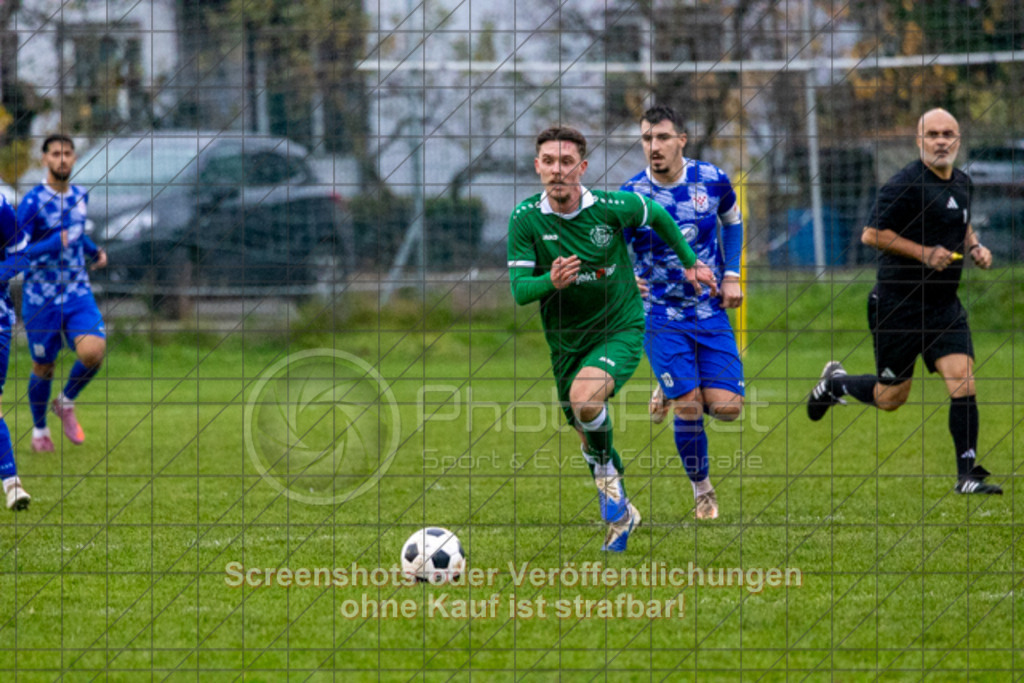 20251116_155950_1425 | #,KSG Eislingen (grün) vs. Croatia 2012 Geislingen (blau), Fussball, Kreisliga A3 - Bezirk Neckar/Fils, 13. Spieltag, Saison 2025/2026, Rasensportplatz KSG, Albstraße 69, 73054 Eislingen, 16.11.2025 - 14:30 Uhr,Foto: PhotoPeet-Sportfotografie/Peter Harich