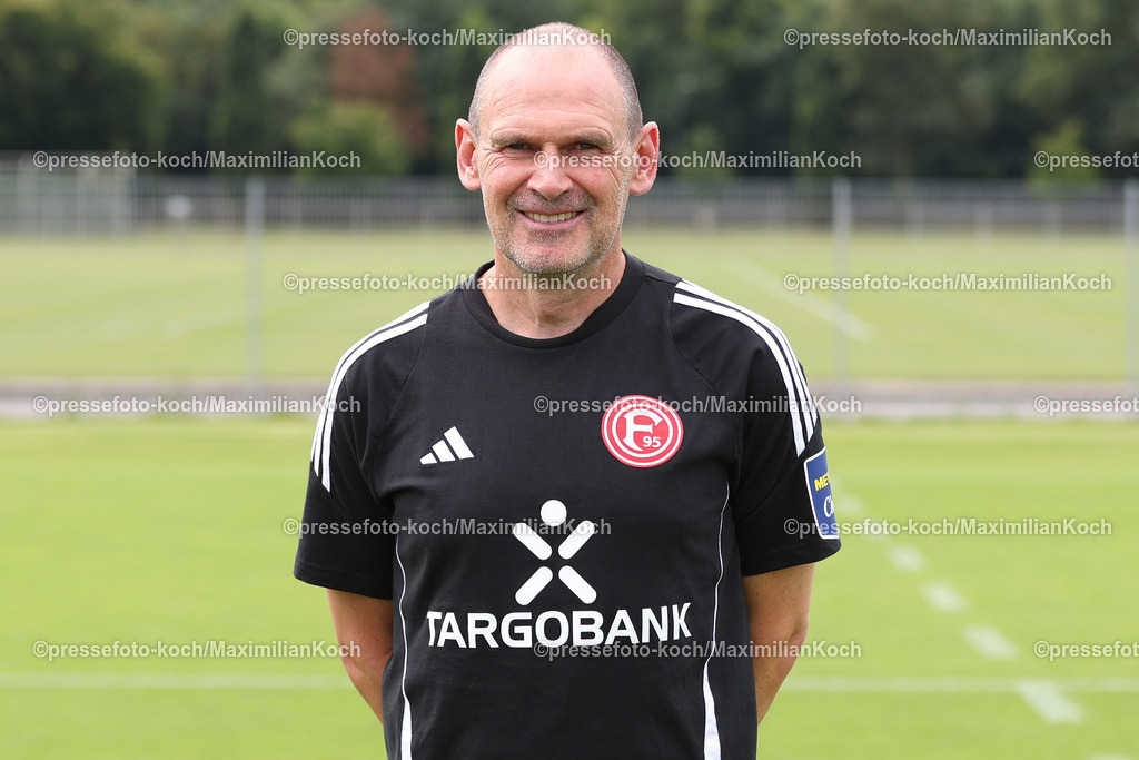 Due2BL25072401009 | Co-Trainer Manfred Stefes ; Fortuna Düsseldorf; 2. Bundesliga, Porträttermin 2024/2025