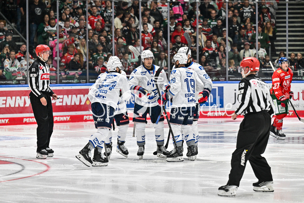 Augsburger Panther - Adler Mannheim | Jubel der Adler nach dem Treffer zum 1-2 durch Anthony GRECO (Adler Mannheim 44) / Tor / Torschuetze / Freude / Happy / DEL: Augsburger Panther - Adler Mannheim; Curt Frenzel Stadion am 14.09.2025