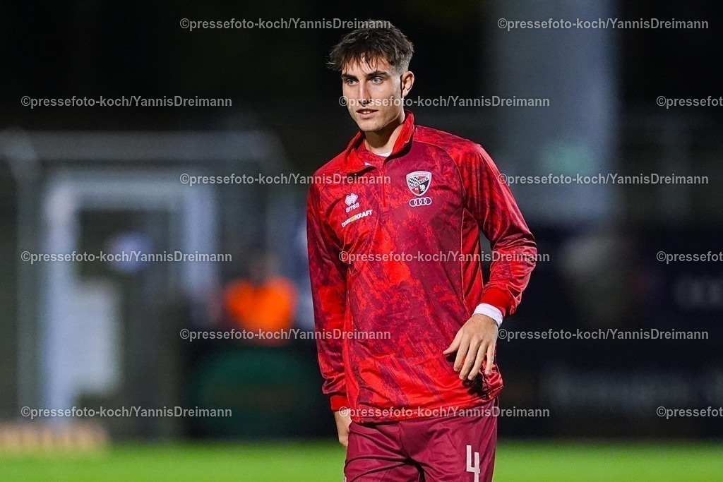 xYDR31102501089 | 31.10.2025, xydrx, Fußball, 3.Liga, FC Viktoria Köln - FC Ingolstadt 04, Saison 2025 2026, Sportpark Höhenberg: Elias Decker (FC Ingolstadt #4)  DFB regulations prohibit any use of photographs as image sequences and or quasi-video.