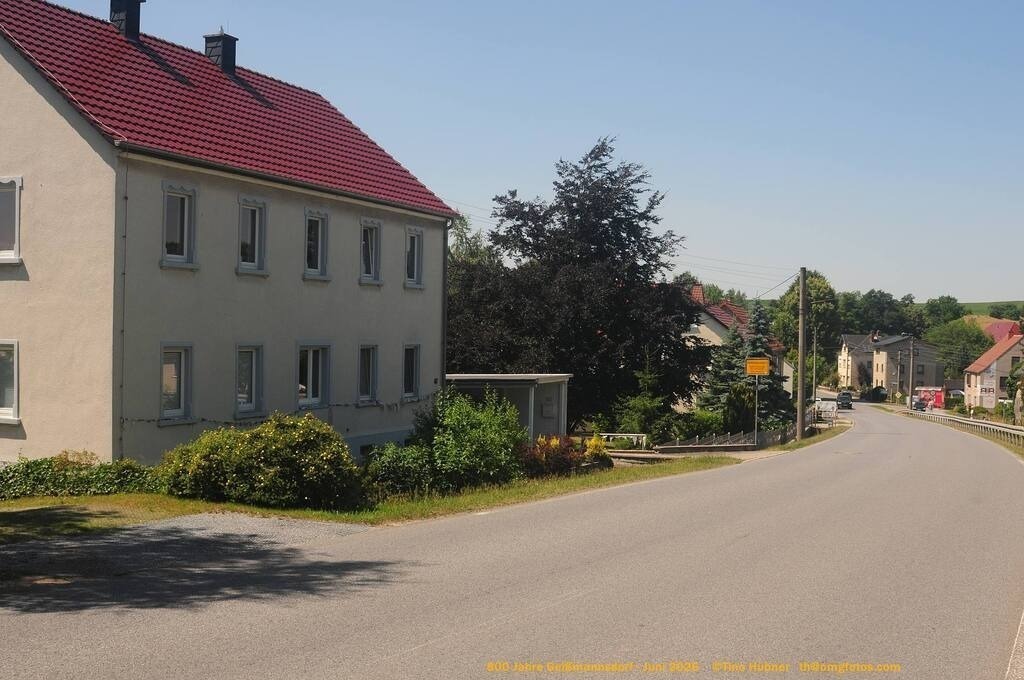 Geißmannsdorf-2026-Ortsbilder-540 | Geißmannsdorf bei Bischofswerda im Sommer 2026. Ein fotografischer Streifzug durch das Dorf Geißmannsdorf, mit Gebäuden, Straßen, Strohpuppen und geschmückten Vorgärten und Grundstücken anlässlich der 800-Jahr-Feier von Geißmannsdorf im Juni 2026 - Realisiert mit Pictrs.com
