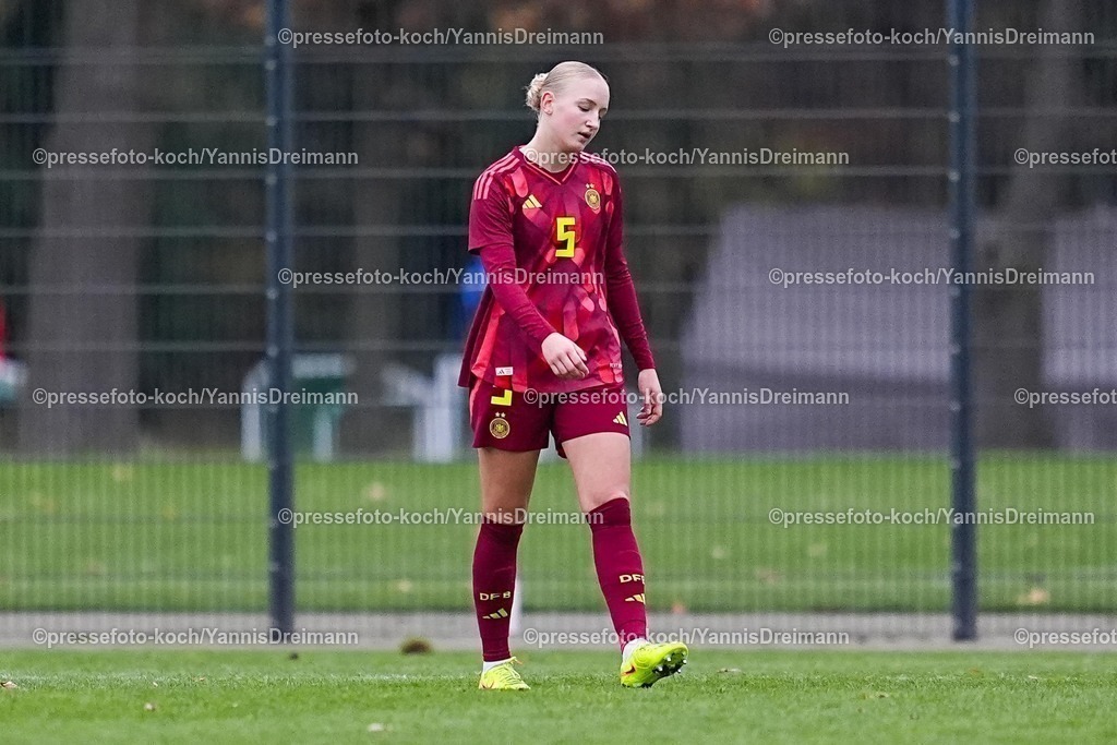xYDRx02122501051 | 02.11.2025, xydrx, Fußball, Länderspiel, EM-Qualifikation U19-Frauen, Deutschland - Spanien, Sportschule Wedau: Luzie Zaehringer (GER #5) emnttäuscht nach der 5:0 NiederlageDFB regulations prohibit any use of photographs as image sequences and or quasi-video.Photo: xYannisxDreimannxPressefotoKochx