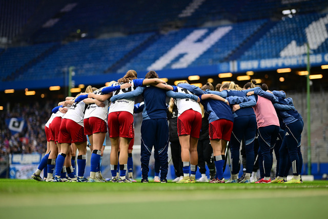 Fußball I Frauen I Saison 2025-2026 I Bundesliga I 10. Spieltag I Hamburger SV - 1. FC Nürnberg I 44399 | Hamburger SV Frauen zusammen, kreis, bilden einen kreis, zusammenhalt, Teamkreis, Mannschaftskreis, Fans im Hintergrund - Realisiert mit Pictrs.com