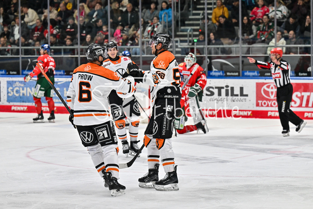 Augsburger Panther - Grizzlys Wolfsburg | Jubel der Gäste nach dem Treffer zum 1-1 Ausgleich durch Tyler GAUDET (Grizzlys Wolfsburg 58) / Tor / Torschuetze / Freude / Happy / DEL: Augsburger Panther - Grizzlys Wolfsburg; Curt Frenzel Stadion am 10.10.2025