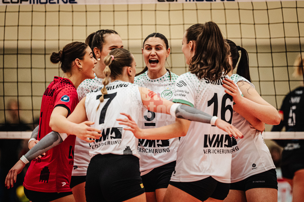 Volleyball | Frauen | Saison 2025/2026 | Volleyball Bundesliga | ETV Hamburger Volksbank Volleys vs. USC Münster | 22.01.2026 | Münster jubelt, in der Mitte Esther Spöler (#3, USC Münster)