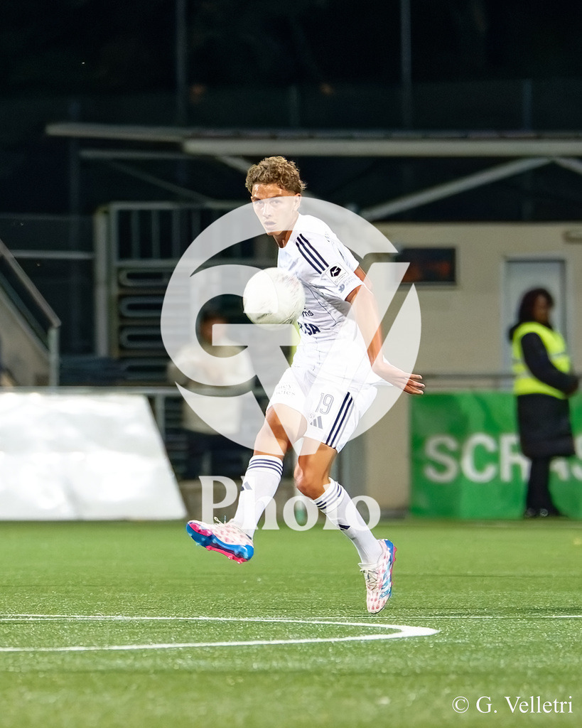 Challenge League - Etoile Carouge FC v FC Vaduz | Finley Harrington (19 Etoile Carouge FC) in action during the Challenge League game between Etoile Carouge FC and FC Vaduz at Stade de la Fontenette in Carouge, Switzerland