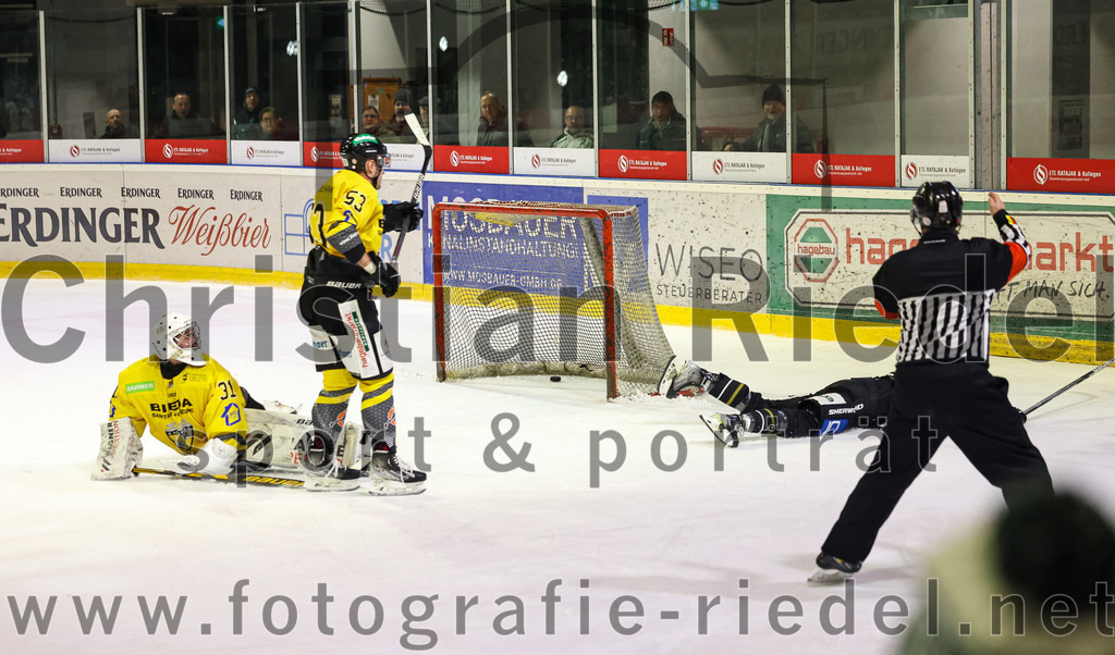 2023-02-10_143_TSV_Erding_gegen_ERSC_Amberg | Erding, Deutschland, 10.02.2023:
Eishockey, Bayernliga Meisterrunde Gruppe B 2022 / 2023, 3. Spieltag, TSV Erding gegen ERSC Amberg, Endergebnis: 6:3

Torwart Timon Bätge (ERSC Amberg, #31), Marc Roth (ERSC Amberg, #53), Florian Zimmermann (Erding Gladiators, #5)

Foto: Christian Riedel / fotografie-riedel.net