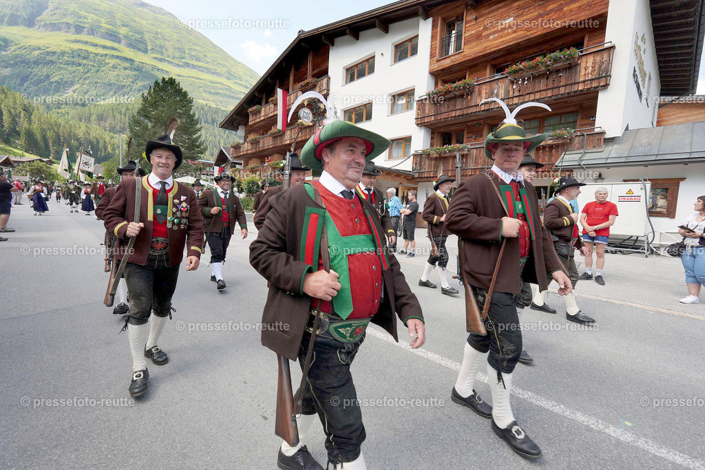 e21-news-2023-Juli23-Regimentsschuetzenfest-UMZUG_DORF-ww-DSC02291 | Info aus dem Bezirk Reutte/Ausserfern Tirol sowie eine umfangreiche Bilddatenbank über die gesamte Region: Lechtal, Talkessel Reutte, Tannheimertal, Zwischentoren. Lech, Plansee, Zugspitze, Grenztunnel, B179, Fernpassstraße, Verkehr, Lawinen, Tradition, - Realisiert mit Pictrs.com