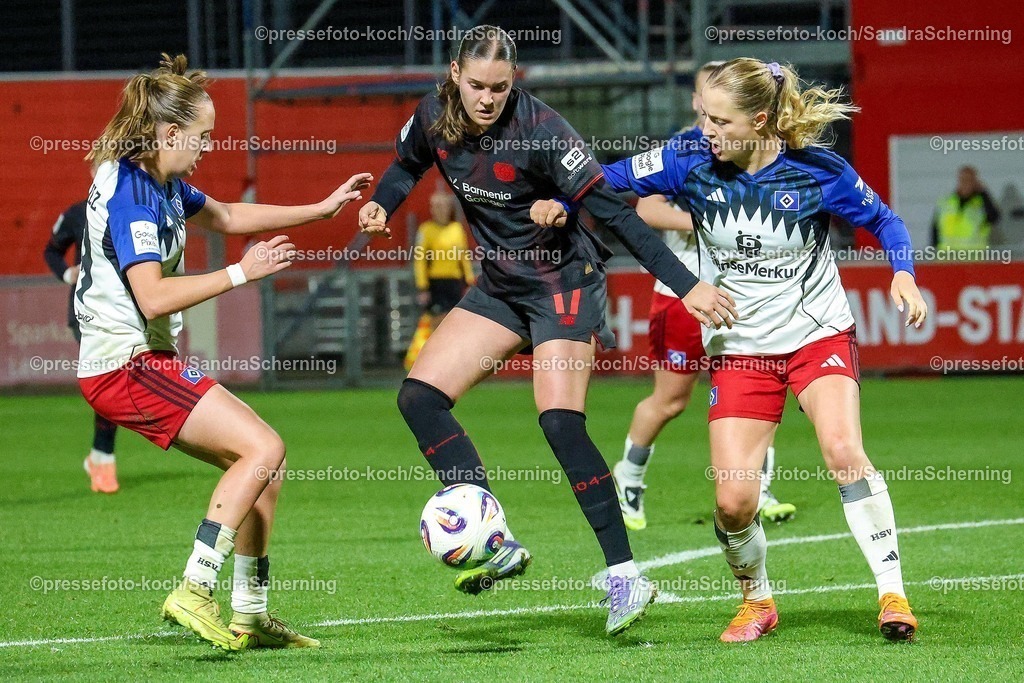 xsscx05112501021 | 05.11.2025, xsscx, Frauen Fuﬂball, Bayer 04 Leverkusen - Hamburger SV, Saison 2025 2026: Valentina Maedl (Bayer 04 Leverkusen #17) im Zweikampf gegen Nina Raecke (Hamburger SV #39) DFB regulations prohibit any use of photographs as image sequences and or quasi-video.