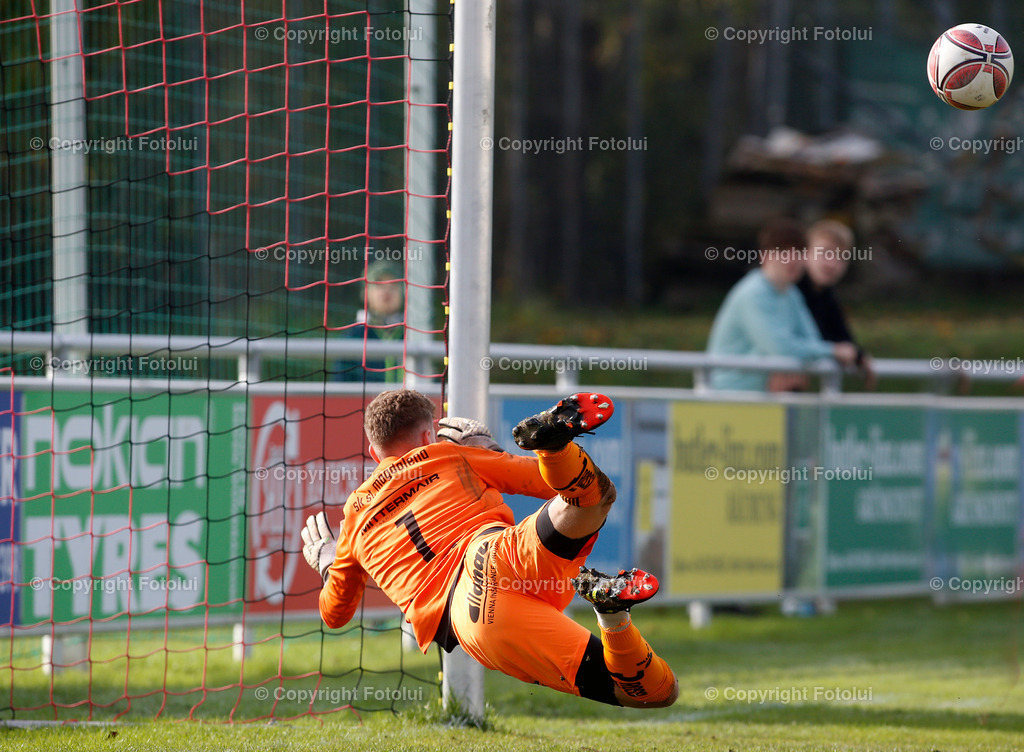 A_LUI_301022_35 | SPORT FUSSBALL LANDESLIGA OST ST.MAGDALENA-DONAU LINZ 30.OKT.2022 IM BILD:TORHUETER MARCO ANER (MAGDALENA) MUSS DEN BALL PASSIEREN LASSEN  FOTO:FOTOLUI