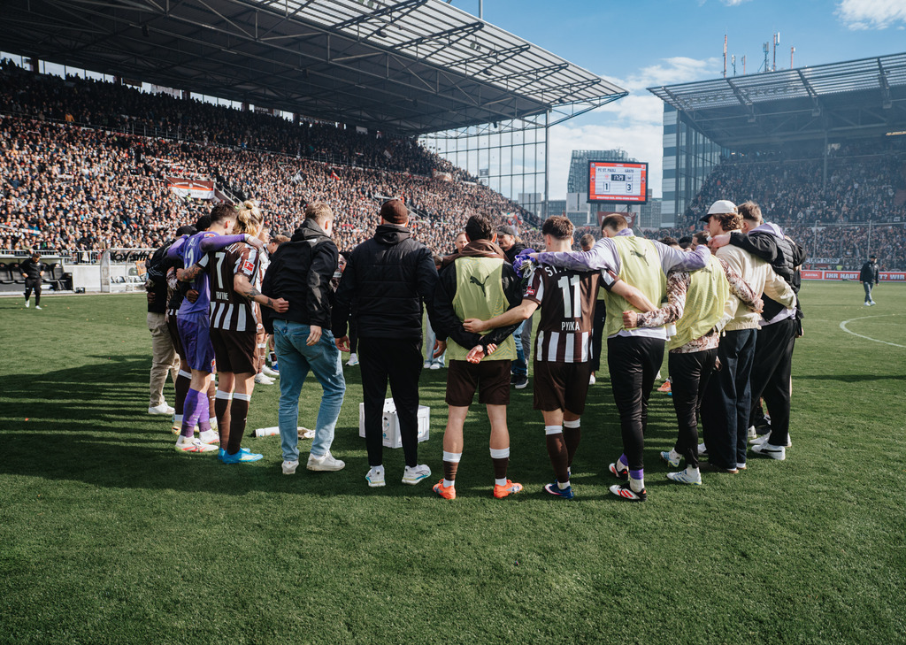 HEV08683 | Der offizielle Shop für FC St. Pauli Fotos. Wähle aus Spielszenen & Fanmomenten dein FCSP Wunschformat. Wir liefern Millerntor-Atmosphäre.