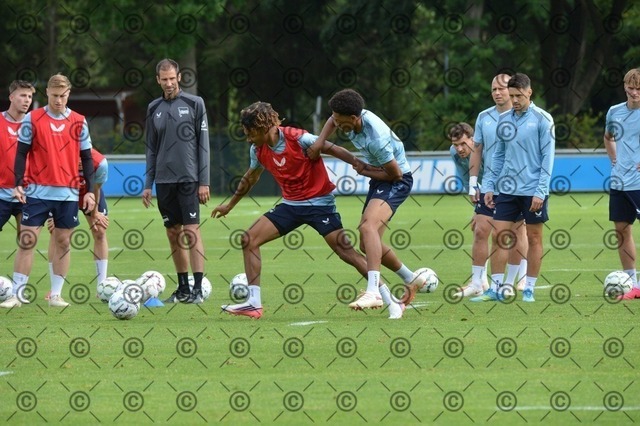 RGE_0141 | Hertha BSC, 2.Bundesliga, Herren, Fußball, Training auf dem Schenckendorffplatz, Dienstag 18.08. 2026, Saison 2026/27,  im Bild von li. Oluwaseun Adewumi ( Hertha BSC ), Jerome Diallo ( Hertha BSC ),  Fotograf: Ralf Gebhardt - Realisiert mit Pictrs.com