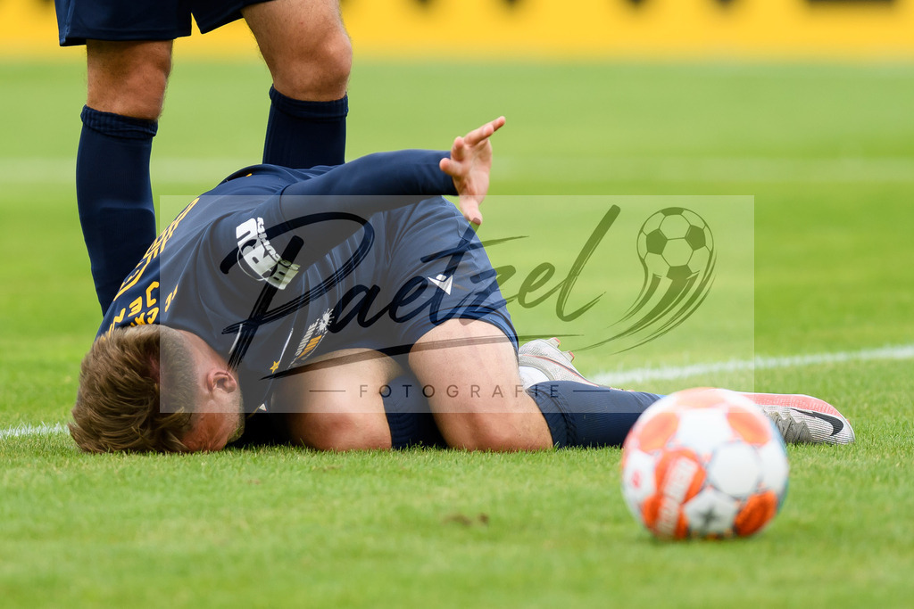 JENKOE20210808_032 | Fussball, Herren: Dennis Slamar (FC Carl Zeiss Jena) verletzt am Boden beim Spiel der 1. Runde im DFB-Pokal zwischen FC Carl Zeiss Jena und 1. FC Koeln im Ernst-Abbe-Sportfeld am 08.08.2021 in Jena, Deutschland.DFB / DFL REGULATIONS PROHIBIT ANY USE OF PHOTOGRAPHS AS IMAGE SEQUENCES AND/OR QUASI-VIDEO. - Realisiert mit Pictrs.com