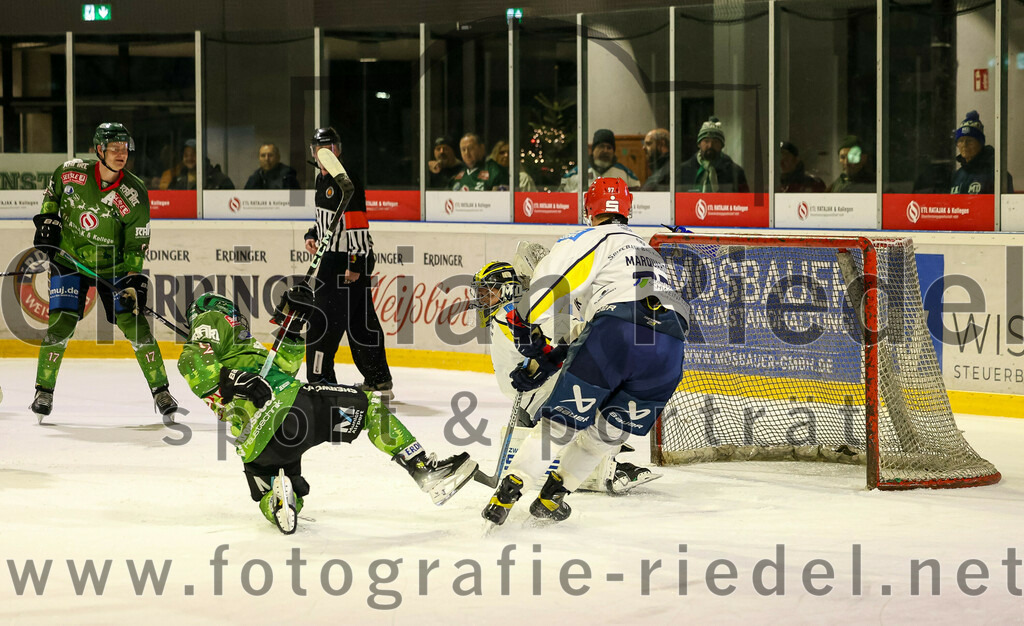 2023-12-26_130_TSV_Erding_gegen_ERV_Schweinfurt | Erding, Deutschland, 26.12.2023:
Eishockey, Bayernliga Vorrunde 2023 / 2024, 20. Spieltag, TSV Erding gegen ERV Schweinfurt, Endergebnis: 9:3

Erik Modlmayr (Erding Gladiators, #21), Torwart Benedict Roßberg (ERV Schweinfurt, #42)

Foto: Christian Riedel / fotografie-riedel.net