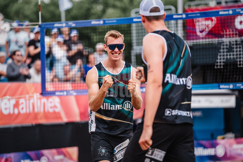 Beachvolleyball | Frauen | Allianz German Beach Tour 2025 | Tourstop Hamburg | 30.05.2025 | v.l. Jonas Reinhardt und Robin Sowa jubeln nach dem Sieg