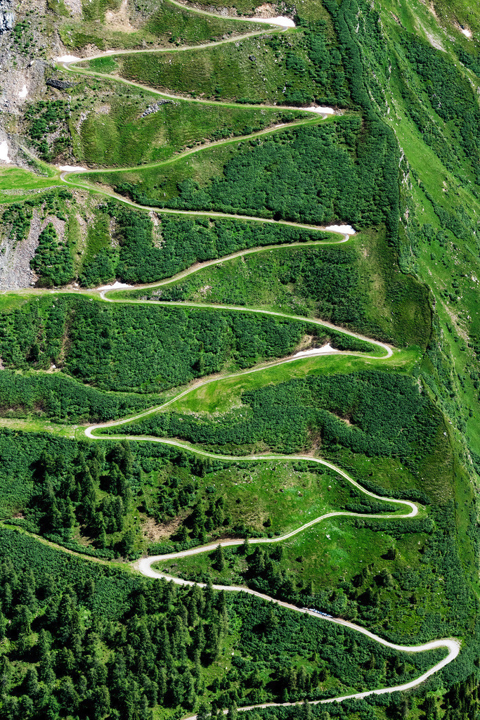 dr__0026542.jpg | MITTERSILL 25.06.2019 Serpentinenförmiger Kurvenverlauf einer Straßenführung in Mittersill in Salzburg, Österreich. // Serpentine-shaped curve of a road guide in Mittersill in Salzburg, Austria. Foto: Daniel Reiter