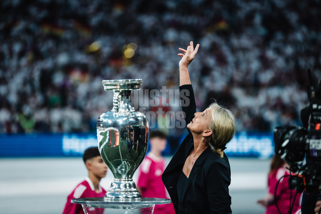 Fußball | Herren | UEFA-Fußball-Europameisterschaft 2024 | MD1 | Gruppe A | Deutschland vs. Schottland | 14.06.2024 | Heidi Burmester mit einem Stoßgebet neben dem Pokal