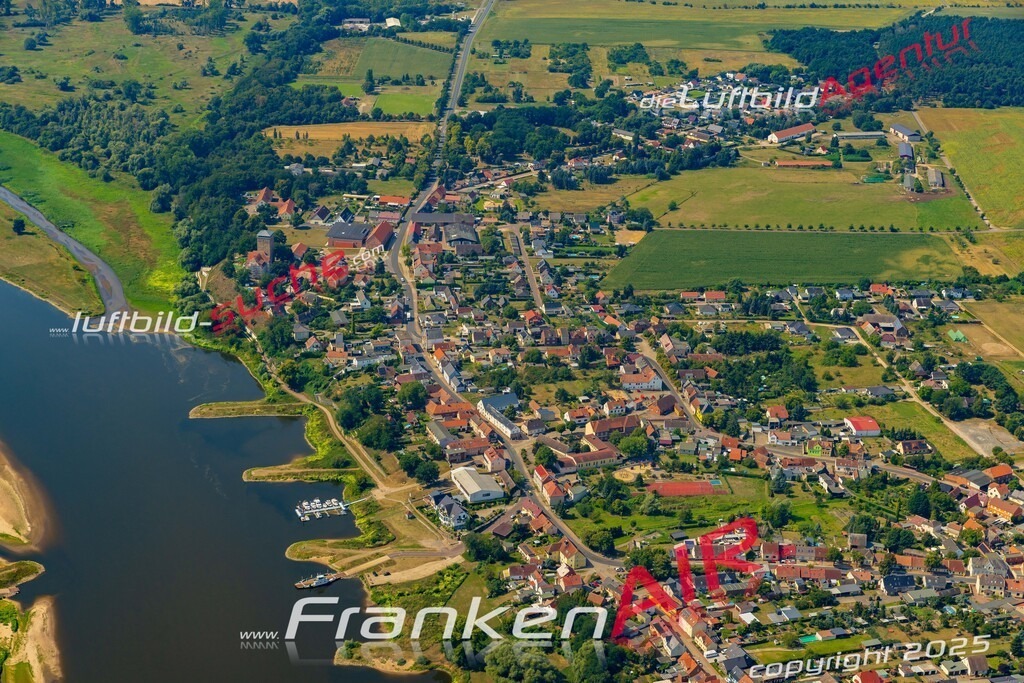 Luftbild der Stadt Rogätz - Die Luftaufnahme wurde 2025 vom UL-Flugzeug heraus erstellt ( keine Drohne ) - Hochauflösende Luftaufnahme - für professionelle Ausdrucke geeignet. Die Geschenkidee !Hier alle&nbsp;Infos zur Lizenzierung der LuftaufnahmeWir fliegen auch dieses Jahr wieder in Ihre Region um Luftbilder zu erstellen.- Luftbild anfragen