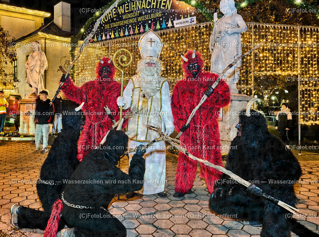 ALP7705_Wieselburger Advent_Nikolaus und Krampusse | (C)FotoLois.com, Alois Spandl, Wieselburger Advent im Schlosspark, Besuch durch den Hl. Nikolaus und seinen Krampussen, Sa 3. Dezember 2022.