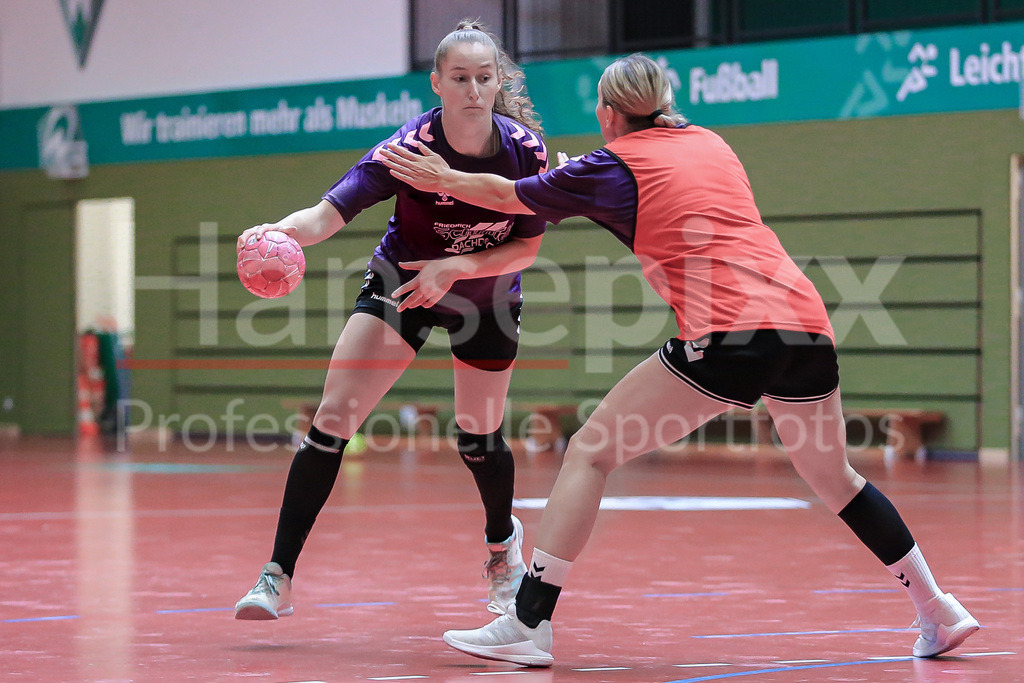 Handball, 2. Bundesliga Frauen, Training SV Werder Bremen | v.li.: Lara Niemann (SV Werder Bremen, 35) am Ball, Spielszene, Aktion, Action