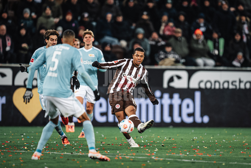 Fußball | Männer | Saison 2025/2026  | Fußball-Bundesliga | 11. Spieltag | FC St. Pauli vs. 1. FC Union Berlin | 23.11.2025 | Schuss von Joel Chima Fujita (#16, FC St. Pauli)