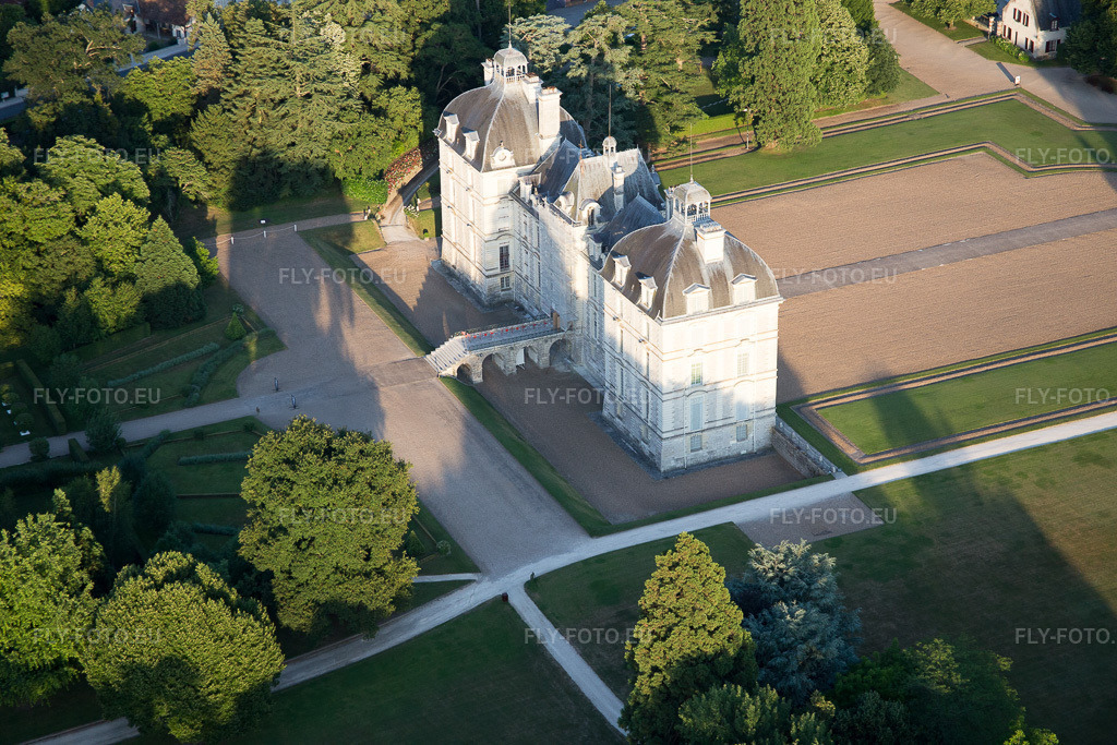 Vue aérienne: Complexe du château du Château Cheverny - Château de Cheverny à Cheverny dans le département Loir et Cher, France – .Photo: IMG_081307.jpg prise le 19/06/2015 par Werner Riehm/FLY-FOTO.eu – Résolution de l'original: 5472 x 3648 px