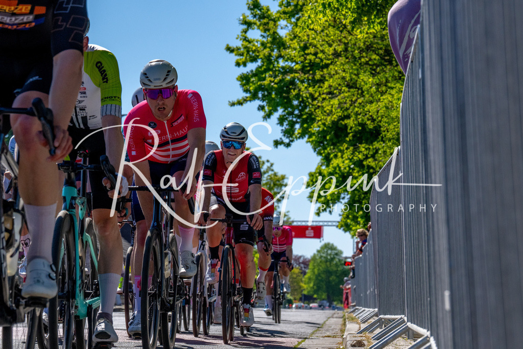 Spurt in den Mai 2026 - Großer Preis der Sparkasse Neuss | Annual one-day road cycling race "Großer Preis der Sparkasse Neuss" held in Büttgen, Germany, organized by VfR Büttgen 1912 e.V. The event features multiple races across all age categories from U11 youth to Elite men. - Realisiert mit Pictrs.com
