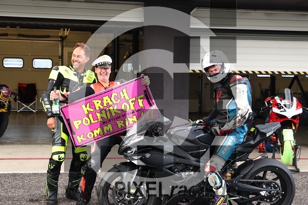 social-20250823_07854 | Schöne Erinnerungen an spannende Momente - das festzuhalten ist unser Job. PIXELrace.de ist seit 2003 auf den Rennstrecken Europas unterwegs um die Action draußen beim Fahren und die wunderbare Stimmung imm Fahrerlager für euch einzufangen.