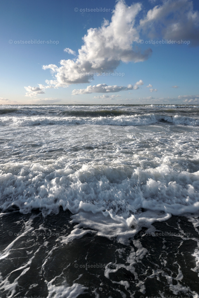 Windstärke 6 | In dichter Abfolge rollen Schaumkronen mit Getöse an den Ostseestrand.