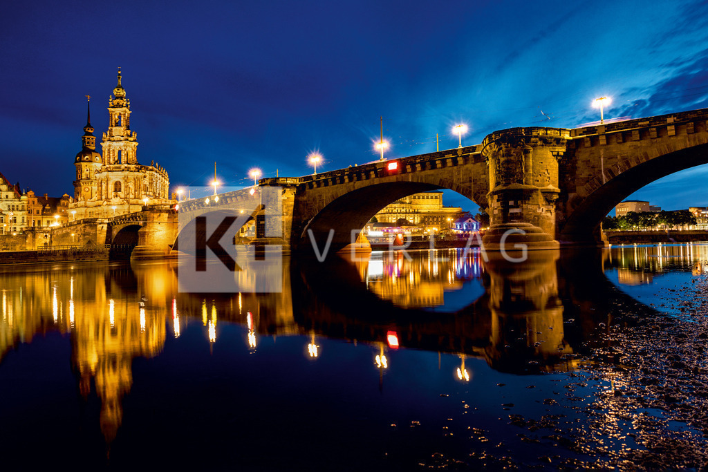 Augustusbruecke-Dresden-Hofkirche-0U3A3142 | Vom Elbufer blickt man auf die beleuchtete Augustusbrücke mit der Hofkirche, dem Hausmannsturm des Dresdner Schlosses und der Semperoper im Hintergrund. - Realisiert mit Pictrs.com