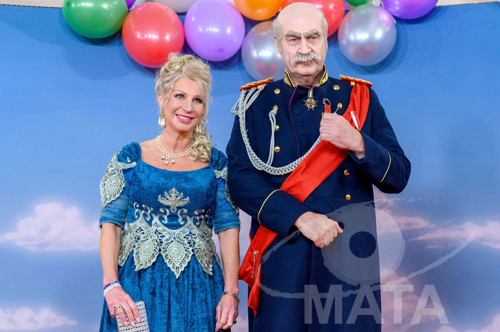 _DWA1630 | Ministerpräsident Markus Söder als Otto von Bismarck mit Frau Karin Baumüller-Söder bei der TV-Sendung Fastnacht in Franken 2024. Veitshöchheim, 02.02.2024 Bayern Deutschland - Realisiert mit Pictrs.com