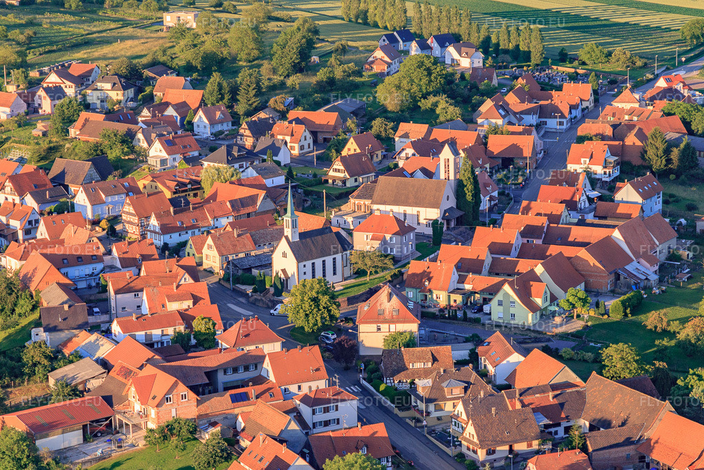 Vue aérienne: Églises du Sud-Ouest à Buhl dans le département Bas Rhin, France – .Photo: IMG_115524.jpg prise le 16/06/2019 par Werner Riehm/FLY-FOTO.eu – Résolution de l'original: 5472 x 3648 px