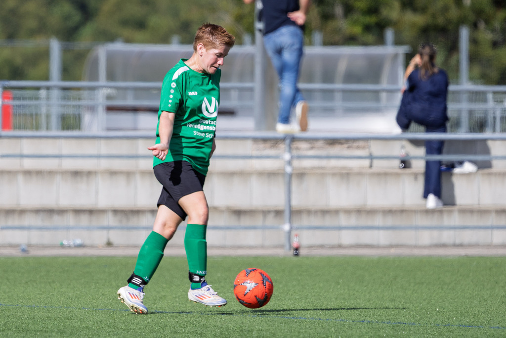 FCHSTE_250921_1568 | 1.FC Heidenheim 1846 II vs. TV Steinheim, Fußball, Frauen, Bezirksliga, 2025/2026, 2.Spieltag, 21.09.2025 in Heidenheim, Kunstrasen b. Voith-Arena West(Foto: Michael Bulling) - Realisiert mit Pictrs.com