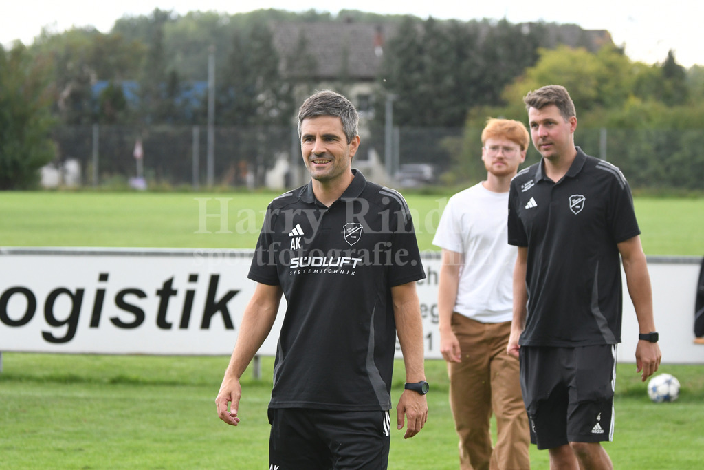 TSV Seebach : FC AmbergSpVgg GW Deggendorf : TSV Karpfham | zufriedener Trainer Andreas Kölbl (Trainer TSV Seebach) und re. Manuel Ebner (Teammanager TSV Seebach) - Realisiert mit Pictrs.com