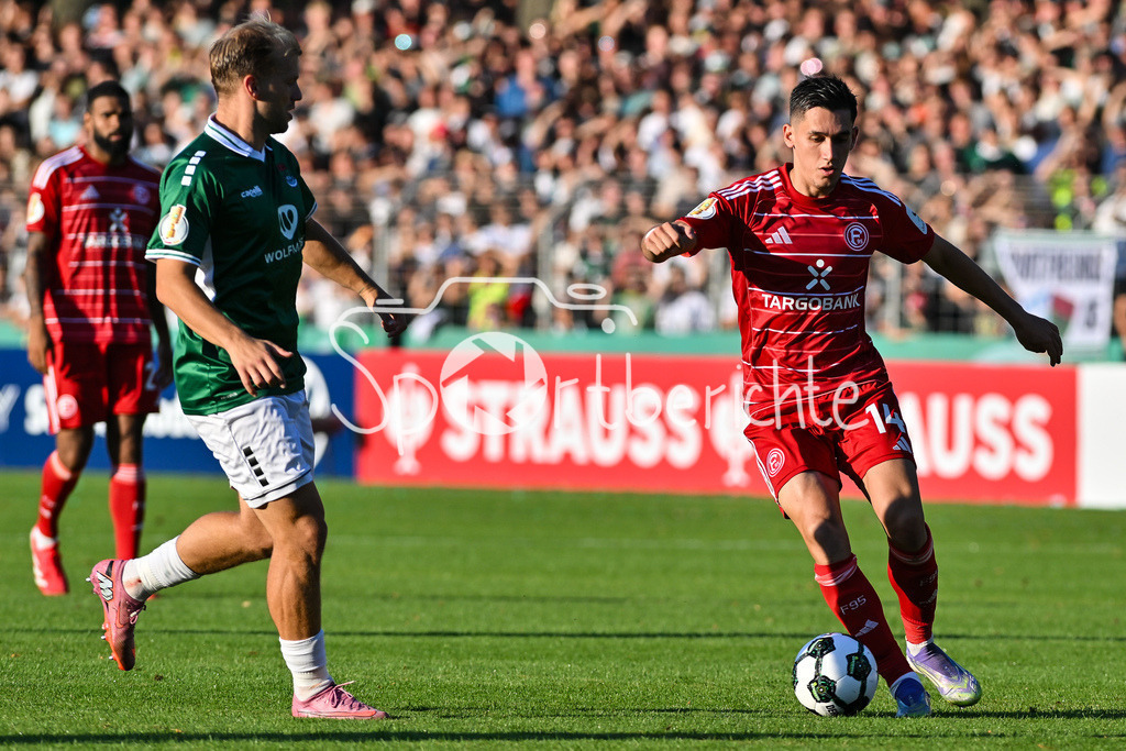 1. FC Schweinfurt 05 - Fortuna Düsseldorf | im Duell Johannes GEIS (Schweinfurt 30) und Sotiris ALEXANDROPOULOS (Fortuna 14) / Zweikampf / DFB-Pokal: 1. FC Schweinfurt 05 - Fortuna Düsseldorf; Riedel-Bau Arena am 18.08.2025