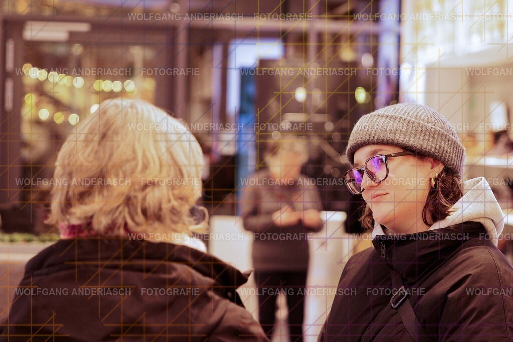 20251130-104704_Schmuck_R3A_0050_wa | Eine besondere Vernissage mitten im Flagship-Store von BÄR Schuhe in Frankfurt: Schmuck trifft auf orthopädische Schuhkunst, Design auf Wohlgefühl. Zwischen funkelnden Details und anatomischer Präzision entstand ein Abend voller Stil, Inspiration und echter Handwerksqualität. Ein herzliches Dankeschön an Alexandra Feirer für die großartige Gastfreundschaft und diesen stimmungsvollen Rahmen. - Realisiert mit Pictrs.com