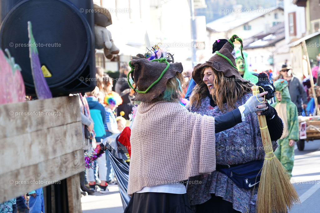 01-news-2023-Feb16-Unsinniger_Fasching_Reutte-sony-DSC02468 | Info aus dem Bezirk Reutte/Ausserfern Tirol sowie eine umfangreiche Bilddatenbank über die gesamte Region: Lechtal, Talkessel Reutte, Tannheimertal, Zwischentoren. Lech, Plansee, Zugspitze, Grenztunnel, B179, Fernpassstraße, Verkehr, Lawinen, Tradition, - Realisiert mit Pictrs.com