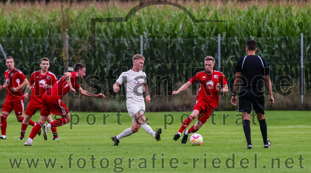 2023-08-04_026_SV_Walpertskirchen_gegen_FC_Finsing | Walpertskirchen, Deutschland, 04.08.2023:
Fußball, Kreisliga 2023 / 2024, 2. Spieltag, SV Walpertskirchen gegen FC Finsing, Endergebnis: 3:3

Kilian Schmitt (FC Finsing, #8), Marius Orthuber (SV Walpertskirchen, #6), Valentin Bachmeier (FC Finsing, #6), Schiedsrichter Muharrem Yildiz

Foto: Christian Riedel / fotografie-riedel.net