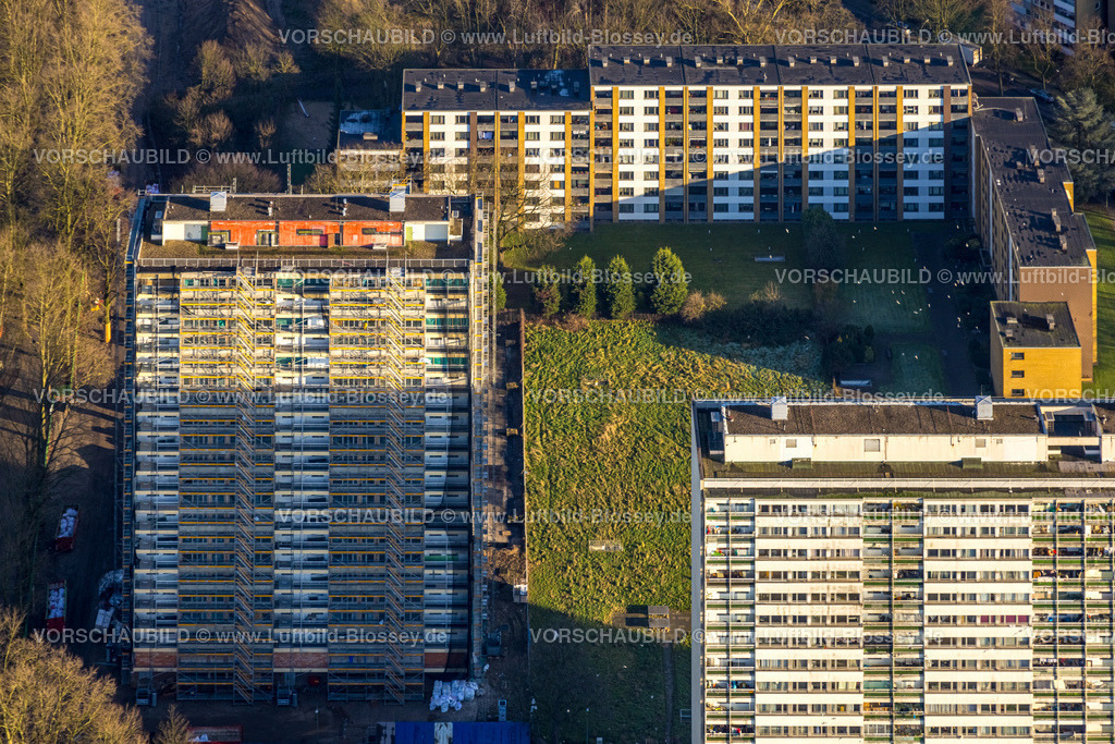 Duisburg241202289 | Luftbild, Die Weißen Riesen Hochhäuser Wohnpark Hochheide, Hochhaus-Wohnsiedlung, Renovierung mit Baugerüst an der Hausfassade, Fenster und Balkone, Hochheide, Duisburg, Ruhrgebiet, Nordrhein-Westfalen, Deutschland