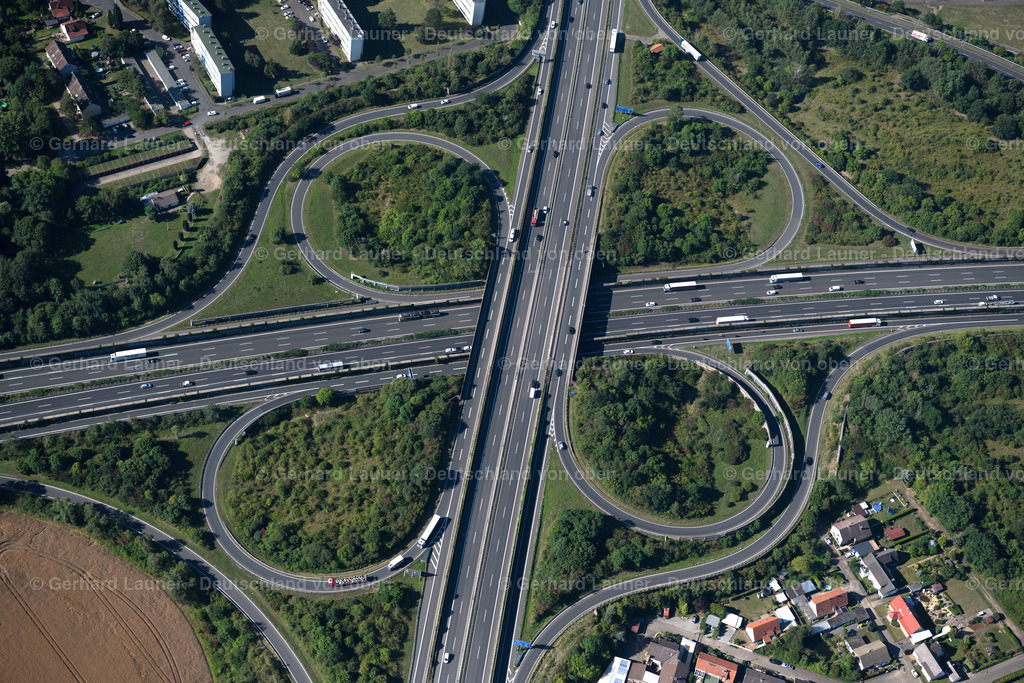 4034940 | BRAUNSCHWEIG 31.07.2020 Verkehrsführung und Fahrbahnen der Straßenführung am Autobahnkreuz der BAB A2 - 391 Braunschweig-Nord an der Straße Braunschweiger Westtangente in Braunschweig im Bundesland Niedersachsen, Deutschland. Weiterführende Informationen bei: Die Autobahn GmbH des Bundes. // Traffic flow at the intersection- motorway A 2 - 391 in Brunswick in the state Lower Saxony, Germany. Further information at: Die Autobahn GmbH des Bundes. Foto: Gerhard Launer