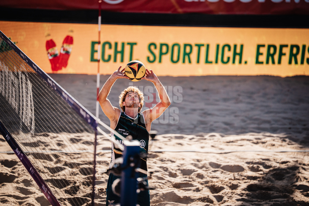 Beachvolleyball | Männer | Allianz German Beach Tour 2025 | Tourstop Berlin | 21.08.2025 | Zuspiel von Luis Henrichs
