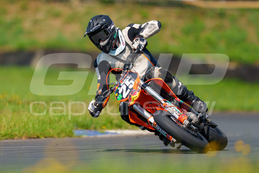 G-Cup + Supermoto Staatsmeisterschaft + Hungarian Supermoto Championship | GRIPcapture steht für authentische Sportfotografie in Österreich – für Momente, die mehr sind als Geschwindigkeit oder Ergebnis. Es geht um Emotion, Spannung, Fokus und den Augenblick, der oft nur einen Wimpernschlag dauert.Ob Motorsport, Teamsport oder 