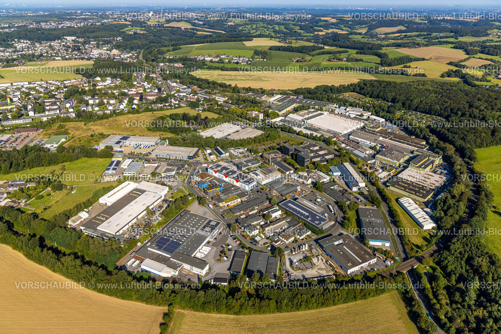 Velbert240811998Neviges | Luftbild, Gewerbegebiet Siebeneick und halbrunde Bahnlinie, Fernsicht, Untensiebeneick, Velbert, Ruhrgebiet, Nordrhein-Westfalen, Deutschland