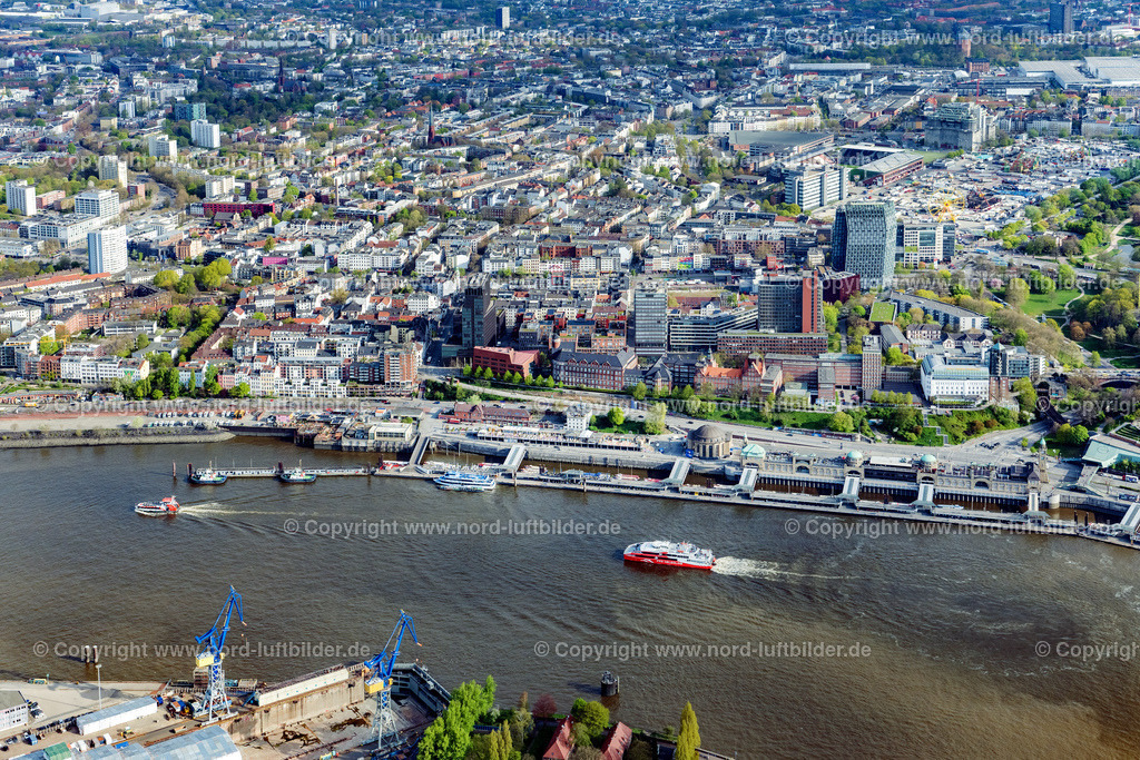 Hamburg_Halunder_Jet_ELS_0558260422 | HAMBURG 26.04.2022 Fahrt eines Fähr- Schiffes " Katamaran Halunder Jet der FRS Reederei" in Hamburg vor den Landungsbrücken im Bundesland Niedersachsen, Deutschland. // Travel of a ferry ship "Katamaran Halunder Jet der FRS Reederei" in Hamburg in front of the Landungsbruecken in the state Lower Saxony, Germany. Foto: Martin Elsen